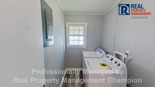 Building Photo - Charming 2 BD/1 BA Bungalow with Fenced Backyard