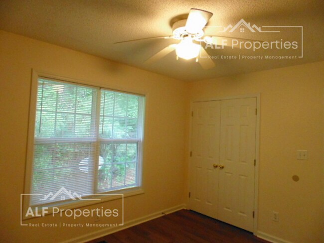 Building Photo - 119 N Woods Dr