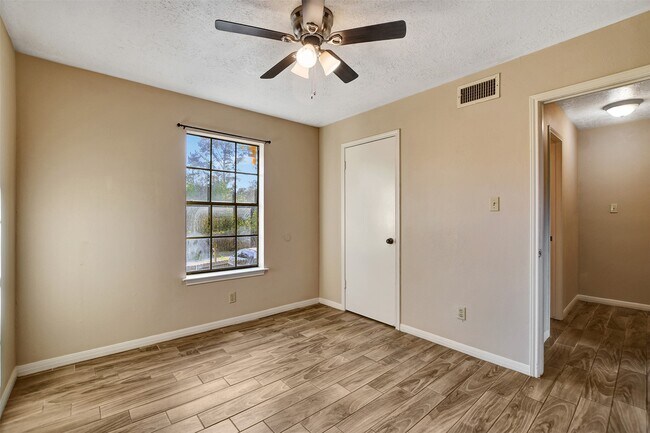 Building Photo - 1706 Longview St