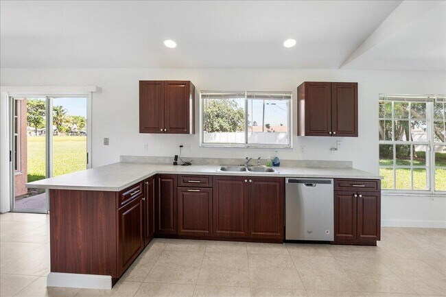 Building Photo - 2175 SE Heathwood Cir