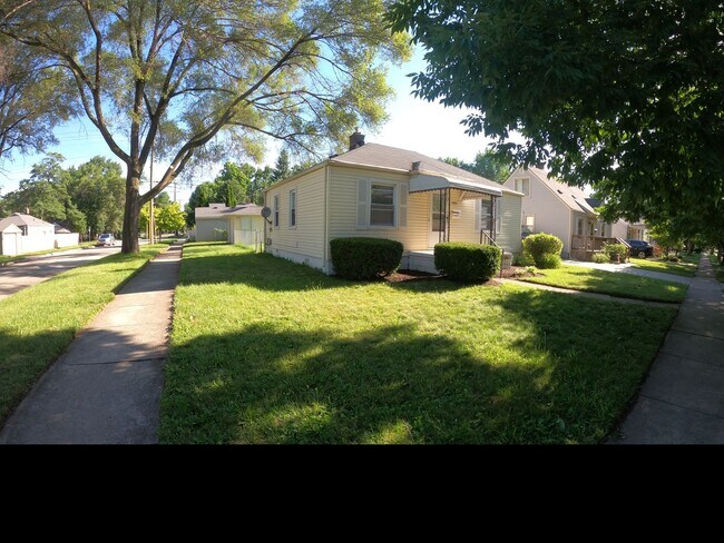 Building Photo - 2 bed 1 bath Royal Oak ranch