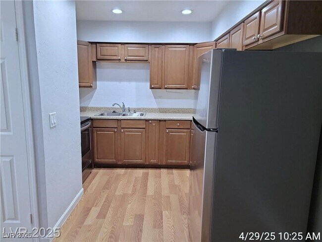 Building Photo - 3151 N Soaring Gulls Dr