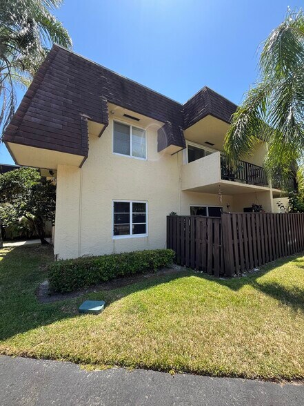 Building Photo - 13716 SW 90th Ave