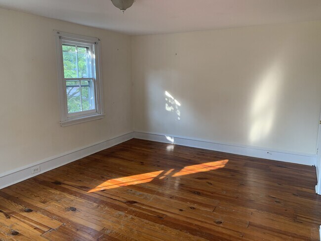 Building Photo - 225 Simpson Rd