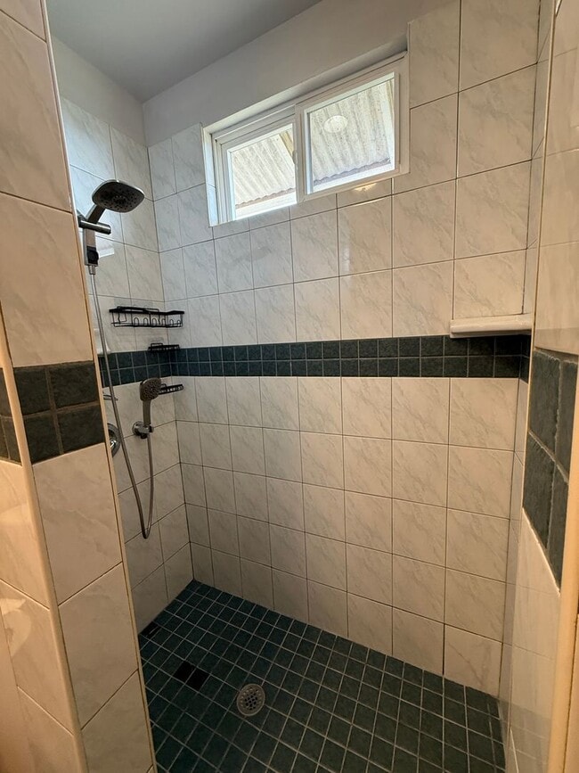 Building Photo - Unfurnished 2 bed/1 bath Kula Cottage with fully fenced yard