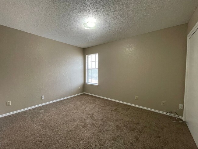 Building Photo - AVAILABLE NOW 2 BEDROOM 1.5 BATH TOWNHOME ...