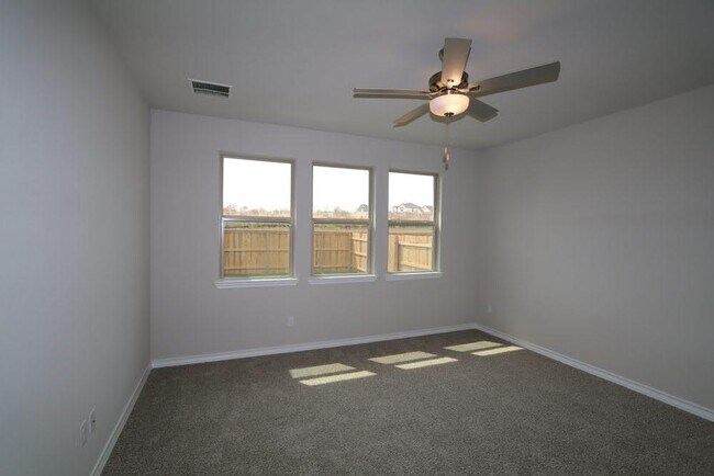 Building Photo - 221 Papaya Dr