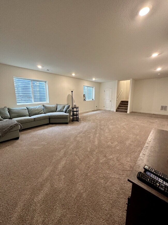 Building Photo - Don't Miss Out on this 3Bed+Study/3 Bath Home in Newer Painted Prairie