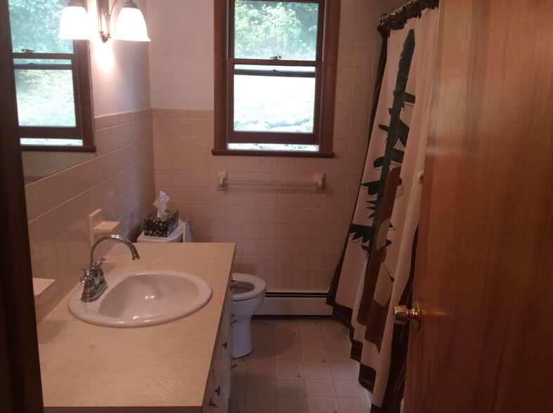 Building Photo - 126 W Shore Dr