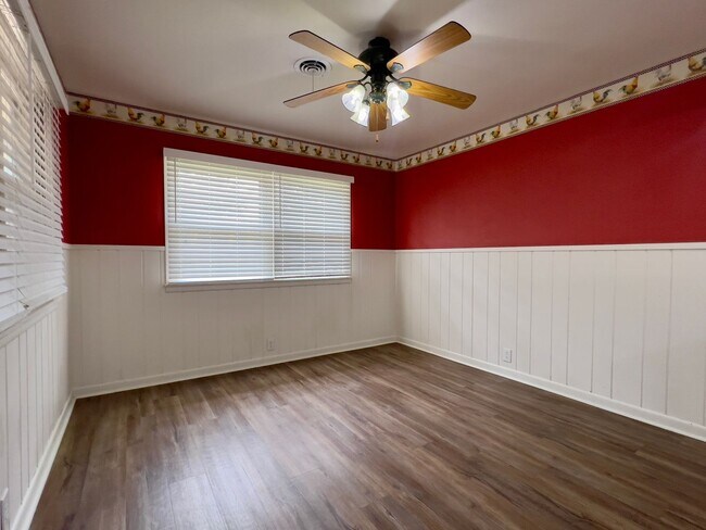 Building Photo - PRE-LEASING for June! Stunning Large 3 Bedroom Home!