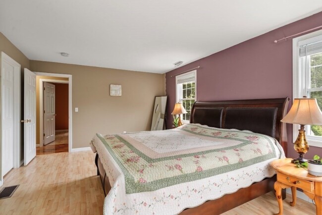 Building Photo - 5 Equestrian Ln