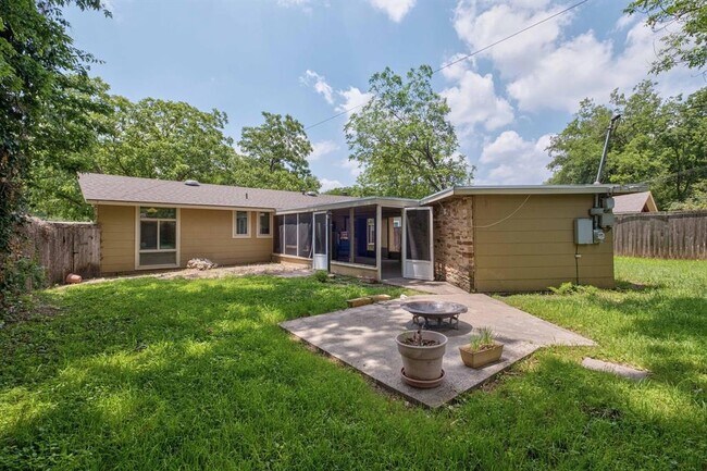 Building Photo - 1506 Westmoor Dr