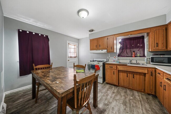 Building Photo - 8837 S Talman Ave