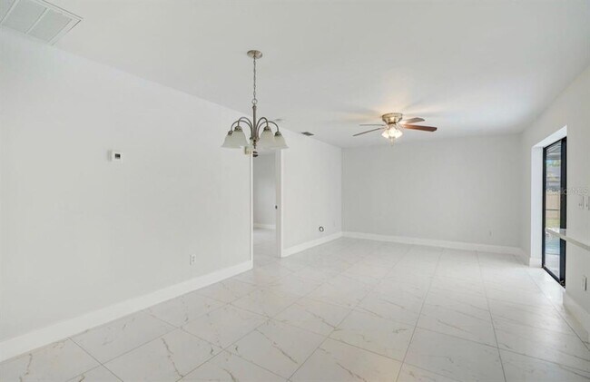 Building Photo - 2214 SE 13th St