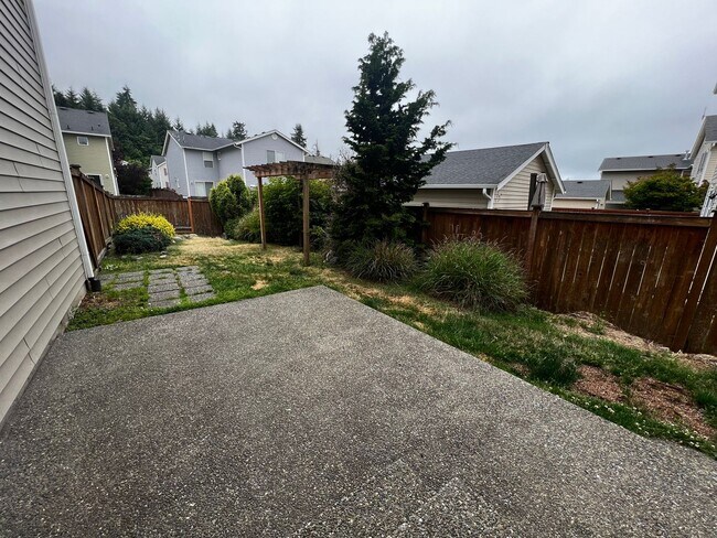 Building Photo - DuPont 2365 SF 3 bedroom plus loft home.