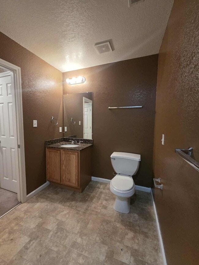 Building Photo - Beautiful Town House