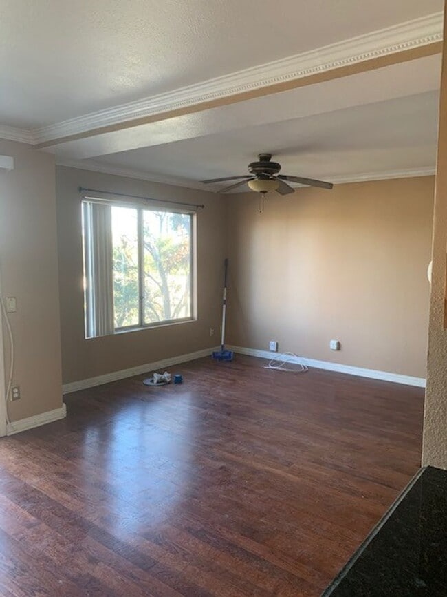 Building Photo - Charming 2bd/2.5 bath!  1 car attached gar...
