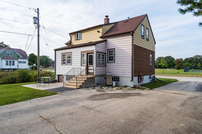 Building Photo - 2411 W Mill Rd