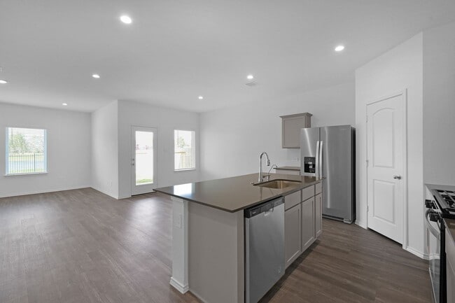 Building Photo - Never lived in 4 bed 3 bath with water views