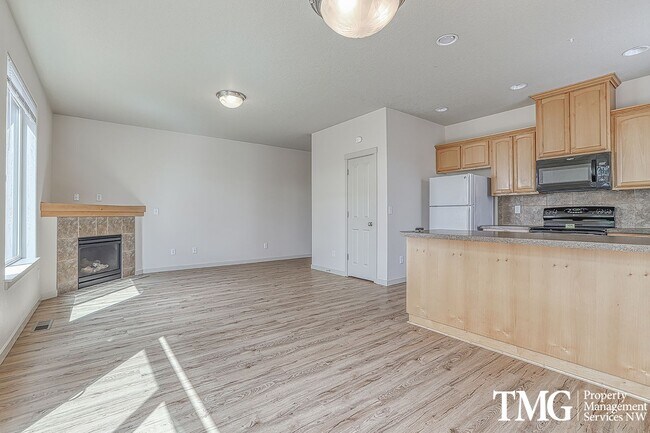 Building Photo - Pet Friendly Home In A Great Convenient Location!