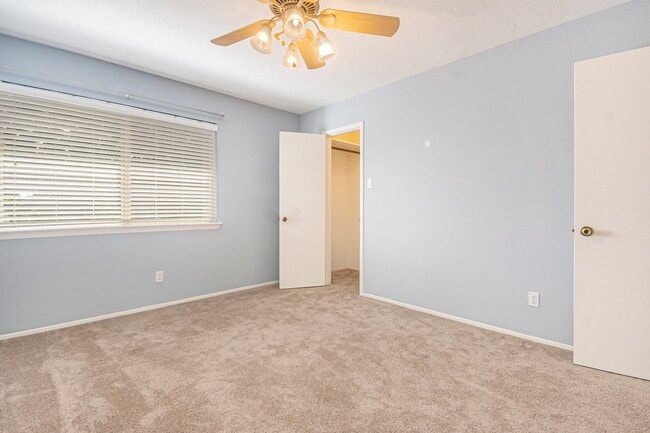 Building Photo - 302 Lochnell Dr
