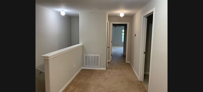 Building Photo - Town House 3/2.5 in Riverview