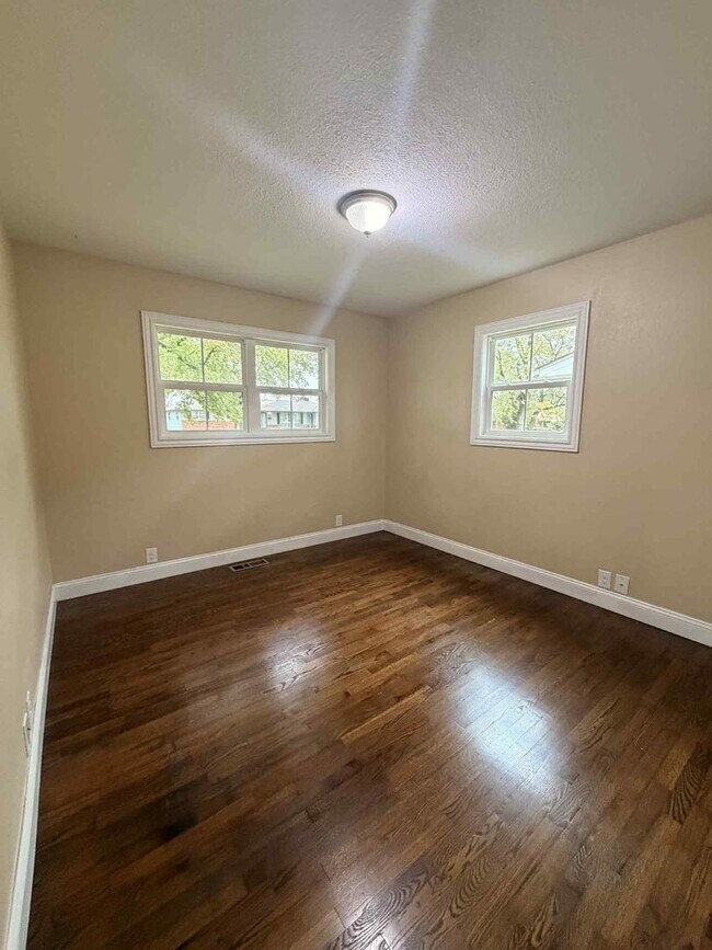 Building Photo - BEAUTIFUL 3 BEDROOM / 2 BATHROOM HOME IN JOPLIN MO- CLOSE TO HOSPITALS!