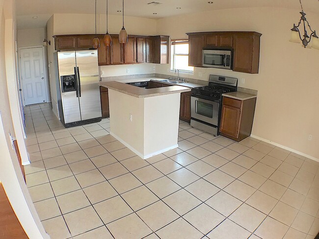 Building Photo - Northeast/Mesquite Hills 3Bed/2.5bath Refr...