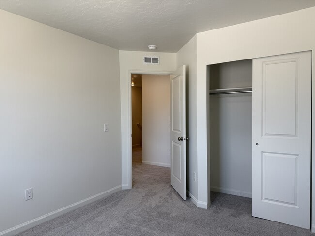 Building Photo - 203 E Arcade Dr