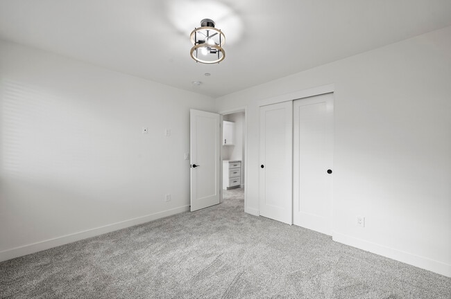 Building Photo - 915 E Central Ave