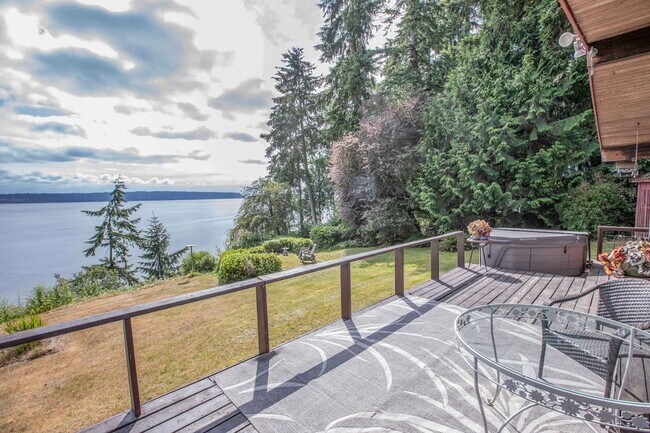 Building Photo - Gorgeous Langley Home With Water View and ...