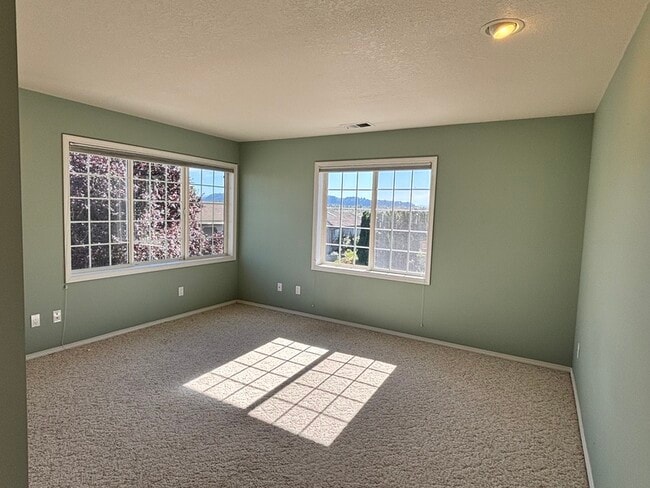 Building Photo - 1150 SE Polk Cir