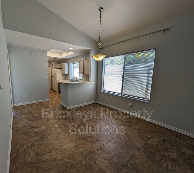 Building Photo - 2955 N Oregon St