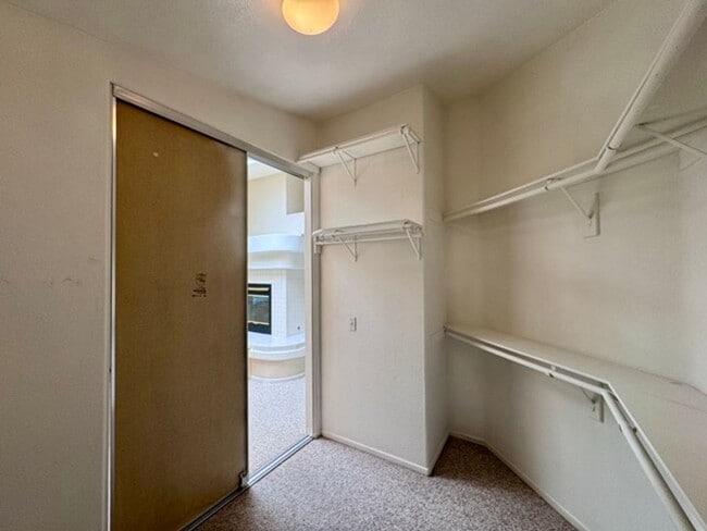 Building Photo - Spacious 4 Bedroom Home with Expansive Bac...