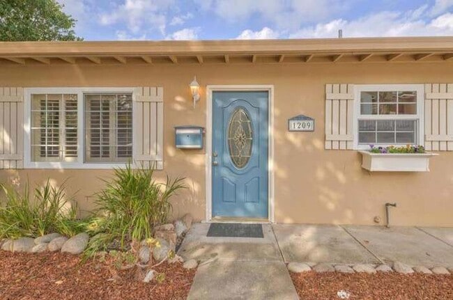 Primary Photo - 1209 Darwin St