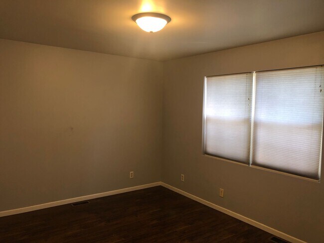 Building Photo - Beautiful Home next to Paddock Lake (3BR/1.5BA)