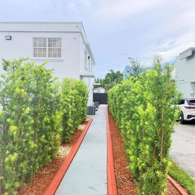 Building Photo - 2015 SW 27th Ave