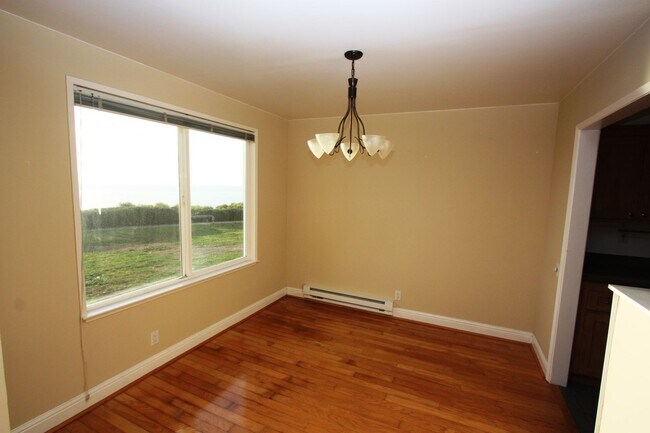 Building Photo - Amazing Ocean Views! Ocean Facing 2 Bed, 1 Bath Condo in Pacifica