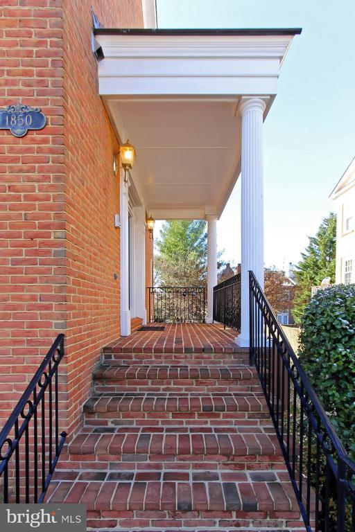 Building Photo - 1850 Brenthill Wy