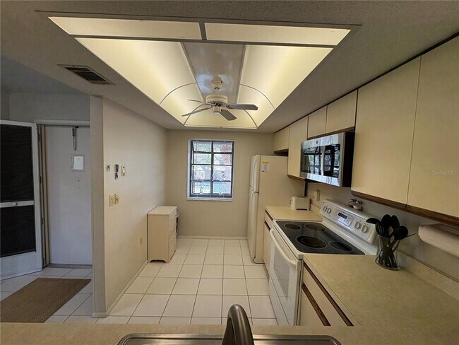 Building Photo - 335 3 Lakes Ln