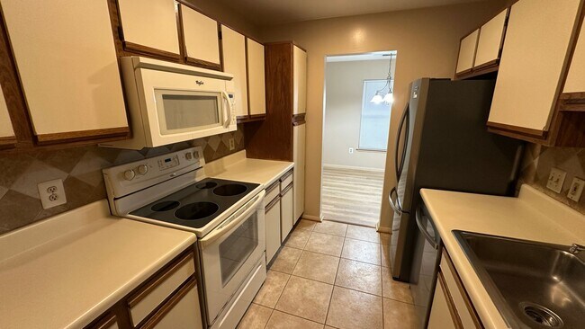 Building Photo - Spacious one bedroom condo located in the summer ridge community!