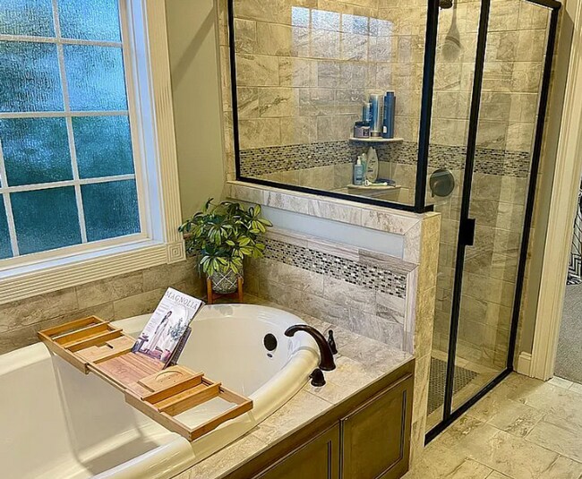 Building Photo - Spacious 4BR/3BA Grove Point Home with Screened Porch & Privacy Fence