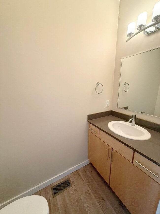 Building Photo - Charming Southside 2 Bedroom, 2.5 Bath Townhome