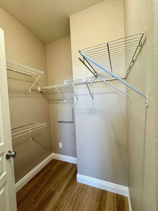 Building Photo - 3 Bed 2.5 Bath plus extra room Townhouse Style Condo / Attached 2 Car Garage