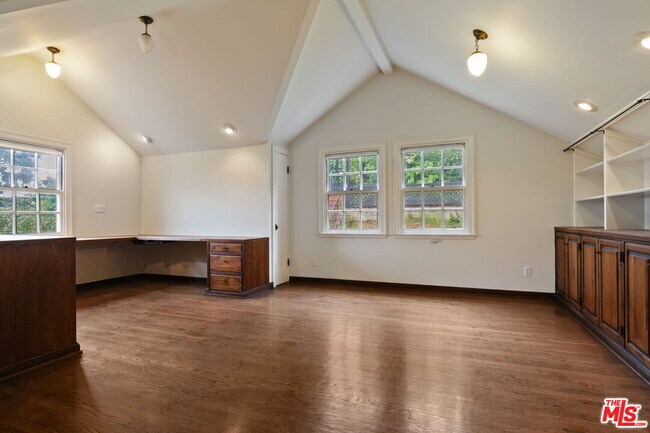 Building Photo - 662 Loring Ave