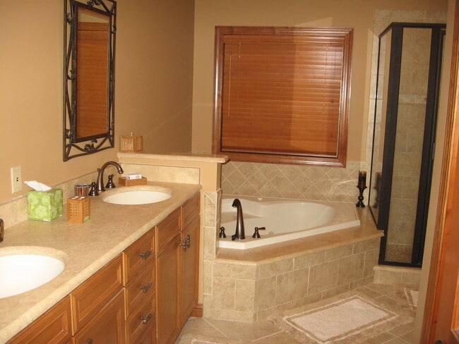 Building Photo - $1,800 - 2 Bedroom / 2 Bathroom Furnished Luxury Condo in Smoky Mountain Country Club