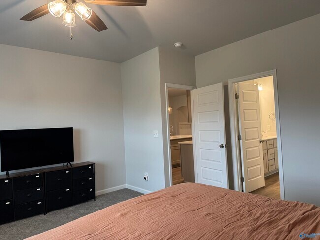 Building Photo - 209 Saddle St