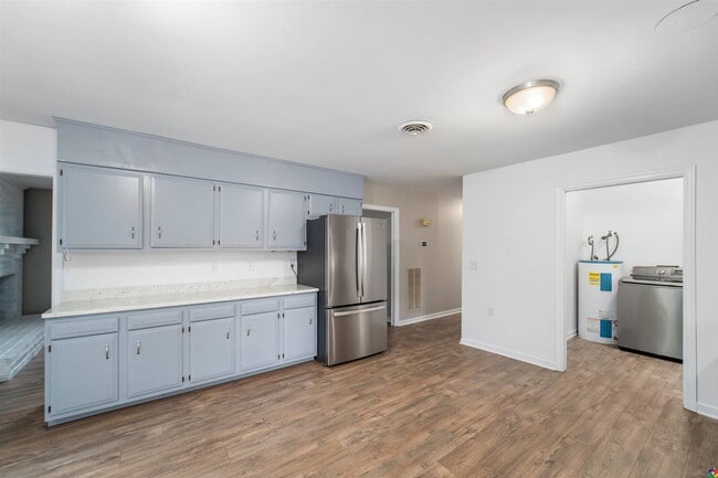 Building Photo - 9201 Rattlesnake Rd