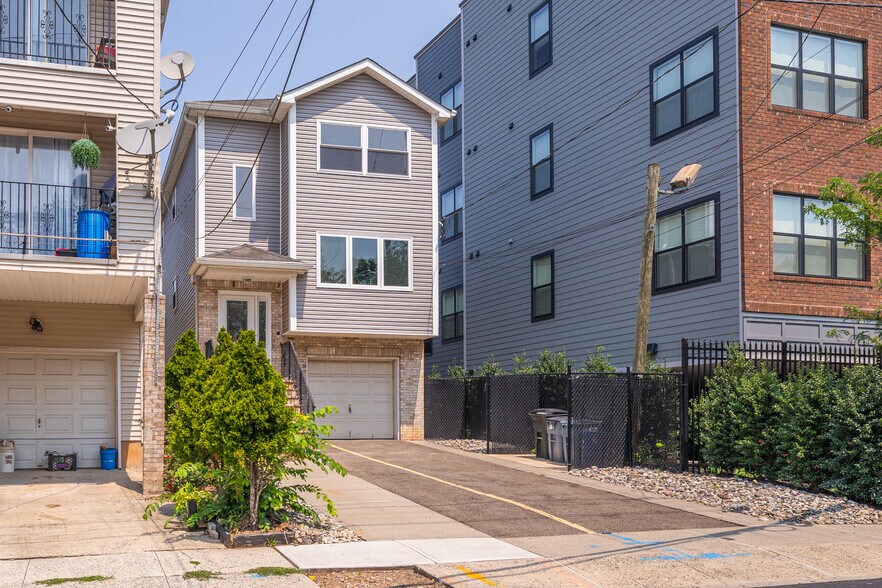 Front of apartment - 1117 Chestnut St