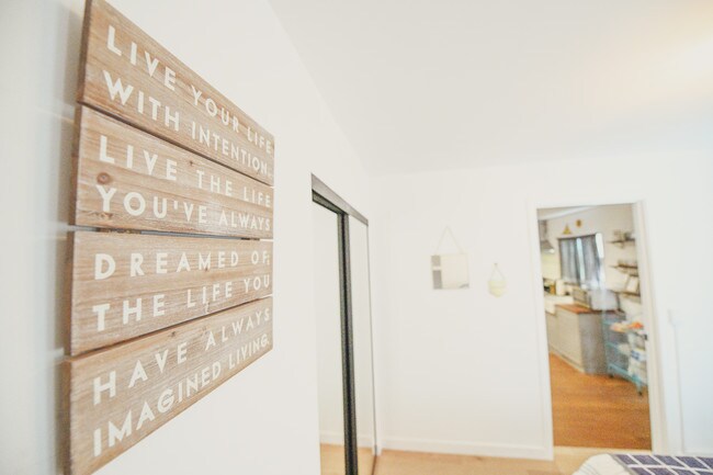 decor - 5534 Alcove Ave